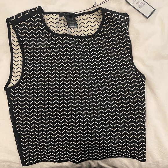 Black and white print top that's a longer crop top. Brand new with tags. Size L - Picture 1 of 3